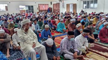 SOLAT: Sebahagian umat Islam yang hadir menunaikan solat sunat Hari Raya Aidiladha di Dewan Serbaguna Ranau.