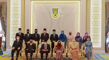 KENANGAN: Ahmad Fuzi (tiga kiri, depan) dan isteri, Khadijah (tiga kanan, depan) merakamkan gambar kenangan bersama Juhar (dua kiri, depan) dan Norlidah (dua kanan, depan) serta delegasi Sabah di Seri Mutiara.