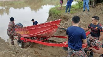 SAR: Pasukan bomba menggunakan bot bagi melakukan operasi SAR di kawasan sungai untuk mengesan kanak-kanak perempuan yang masih hilang.