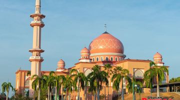 INDAH: Masjid UMS atau lebih dikenali sebagai 'Pink Mosque' dalam kalangan pelancong merupakan antara destinasi tarikan pelancong antarabangsa di kampus UMS.