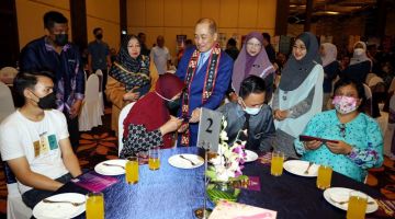 SUMBANGAN: Hajiji menyampaikan sumbangan Prihatin Yayasan Kebajikan Sabah kepada Nuis@Nurhanisah Linsin dari SMK Pekan Telipok.