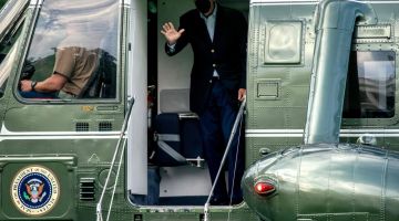 Biden melambai kepada para wartawan sejurus memasuki helikopter Marine One di Laman Selatan Rumah Putih di Washington DC kelmarin dalam perjalanan ke Pantai Rehoboth, Delaware. - Gambar AFP