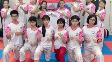 SEDIA: Pasukan taekwondo Kelab Han Loong bersama penaja pakaian, Nicole Chaw (berdiri empat dari kiri).