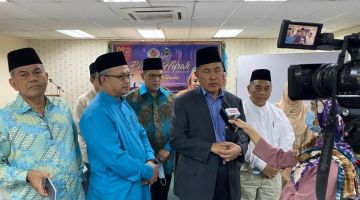 INTERVIU: Sapawi ditemuramah media selepas program berkenaan selesai. Turut kelihatan Ketua Penerangan USIA, Datuk Abdullah Hussin (kiri).