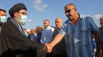 Gambar fail 6 Jun lalu menunjukkan Alaeddine (kanan) berjabat tangan dengan ketua Majlis Eksekutif Hizbullah Sayyed Hashem Safieddine yang menghadiri satu upacara di bandar selatan Ghaziyeh. - Gambar AFP