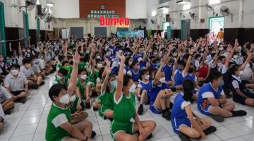 SEMANGAT: Murid-murid SRJK Chung Hwa Kota Kinabalu menunjukkan semangat sepanjang ceramah kesihatan dijalankan.