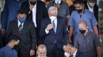 Najib meninggalkan pekarangan Istana Kehakiman hari ini, selepas menghadiri perbicaraan rayuan sabitan dan hukuman penjara ke atasnya berhubung penyelewengan dana SRC International Sdn Bhd, berjumlah RM42 juta. -Gambar Bernama