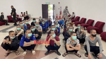 Tekong bot nelayan Vietnam dan awak-awak semasa berada di Kompleks Mahkamah Kuching, hari ini.