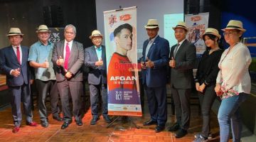 Abdul Karim bersama (dari kiri) Lim, Ferguson, Raden, Abdul Aziz, Hii, Nisa dan Gracie menunjukkan tanda bagus semasa mempromosikan kain rentang Kuching Jazz 2022 yang menunjukkan Afgan sebagai antara artis utama untuk festival antarabangsa itu.