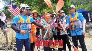 RASMI: Amisah (tengah) ketika merasmikan pusat pelancongan ‘Whitewater Rafting and Kayaking’, di sini.