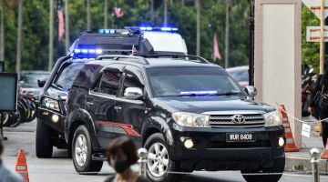 Kenderaan utiliti sukan (SUV) diiringi pihak polis dan Jabatan Penjara yang membawa bekas Perdana Menteri hadir di Kompleks Mahkamah Kuala Lumpur hari ini bagi sambungan perbicaraan berhubung kes 1MDB yang dihadapinya. - Gambar Bernama 