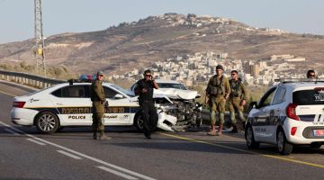 MALANG: Tentera Israel di tempat kejadian di mana seorang pemandu Palestin ditembak mati berdekatan Nablus, Tebing Barat kelmarin. - Gambar AFP