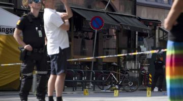SIASATAN: Gambar fail bertarikh 25 Jun 2022 menunjukkan penanda di lokasi kejadian selepas tembakan di luar kelab di tengah Oslo yang mengakibatkan dua orang maut manakala 21 lagi cedera. Polis Norway kelmarin berkata telah menahan dua suspek tembakan di Oslo di luar kawasan sambutan Pride. — Gambar AFP