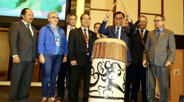BEJADI: Dr Rundi ngaga simbolik  bejadi Aum RIB 2022 di Kuching kemari. - Gambar Muhammad Rais Sanusi