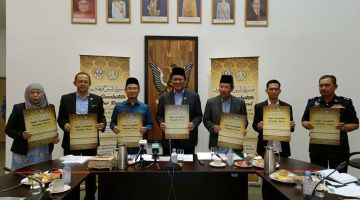 Dr Abdul Rahman (tengah) dan tetamu kehormat lain menunjukkan poster program sambutan Maulidur Rasul di Miri sebelum mesyuarat di Kompleks Islam Sarawak Miri hari ini.
