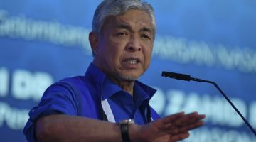 Ahmad Zahid ketika menyampaikan ucapan pada program Gelombang Biru Barisan Nasional (BN) Zon 3 di Kimanis Commercial Center hari ini. - Gambar BERNAMA 