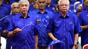 Ismail Sabri (kanan) bersama Ahmad Zahid (kiri) pada Majlis Pengumuman Calon-calon BN bagi PRU15 di Pusat Dagangan Dunia Kuala Lumpur (WTCKL), malam tadi. - Gambar Bernama