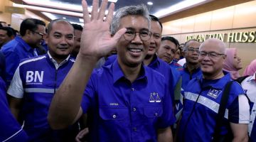 Tengku Zafrul hadir pada Majlis Pengumuman Para Calon BN bagi Pilihan Raya Umum ke-15 (PRU15) di Pusat Dagangan Dunia Kuala Lumpur (WTCKL), malam tadi. - Gambar Bernama 