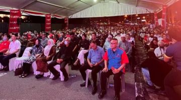 Ling (baris depan, lima kiri) bersama pemimpin PH yang lain serta calon-calon PKR yang hadir pada majlis Jelajah Mega Harapan Sarawak di Miri, malam tadi.