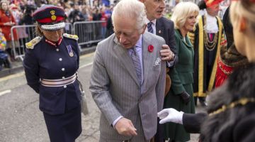 TERKEJUT: Raja Charles menunjukkan reaksi terkejut selepas telur dibaling ke arahnya semasa upacara di Micklegate Bar di bandar York, utara England kelmarin. — Gambar AFP 