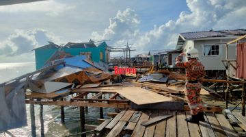 ROBOH: Angin kencang memusnahkan kira-kira 15 rumah atas air di Kampung Tanjung Kapur Tengah Kudat. Gambar ihsan JBPM Negeri Sabah