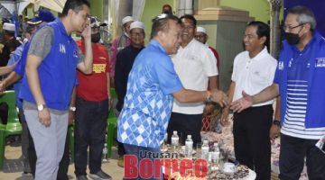 HADIR: Bung ketika hadir majlis Ceramah Perdana di Kampung Pasir Putih.