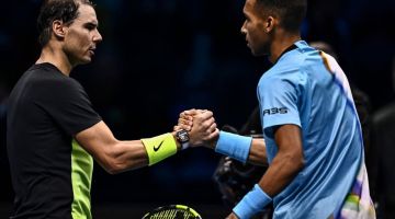 Nadal (kiri) berjabat tangan dengan Felix Auger-Aliassime selepas tamat pertembungan di antara mereka berdua pada Kejohanan ATP Final di Turin. — Gambar AFP