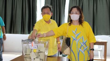 Dr Sim dan Enn bergambar ketika mengundi di SJK(C) Chung Hua Sungai Tapang Hilir.