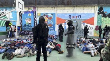 Gambar serahan pihak berkuasa penjara SNAI menunjukkan anggota keselamatan berkawal semasa operatif di penjara Pichincha 1 di Quito, Ecuador kelmarin. — Gambar AFP 