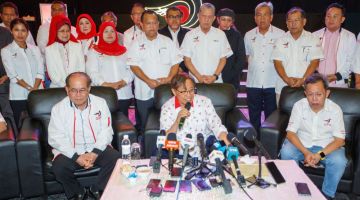 Dr Sim (duduk kanan) bersama pemimpin GPS diketuai Premier Sarawak Datuk Patinggi Tan Sri Abang Johari Tun Openg (duduk tengah). - Gambar Muhammad Rais Sanusi