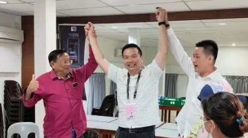 Chiew (tengah) meraikan kemenangan bersama bekas Ahli Parlimen Miri yang juga Ketua PKR Miri Dr Michael Teo (kiri) dan Setiausaha PH dan DAP Sarawak Alan Ling di bilik gerakan PH.