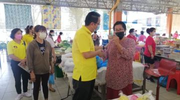 Phang dilihat berjabat tangan sambil mengucapkan terima kasih kepada penduduk Miri atas sokongan mereka dengan melawat pasar dan kedai kopi sekitar bandar raya Miri hari ini.