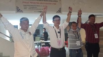 Oscar Ling (dua kiri) bersama penyokongnya selepas diumumkan menang kerusi Parlimen Sibu.