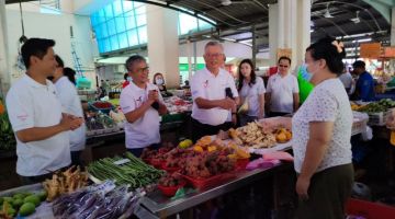 Dr Annuar (dua kiri), Ting (tiga kiri) dan Tiang (kiri) berjumpa dengan peniaga di Pasar Sentral Sibu semalam.