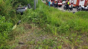 TERBALIK: Keadaan kenderaan mangsa yang terbalik selepas terbabas di Jalan Penampang Bypass di sini.