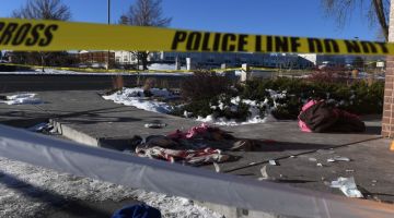 Pakaian dan barangan mangsa yang berlumuran darah berselerakan di pekarangan Club Q di Colorado Springs, Colorado kelmarin. - Gambar AFP