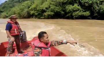 SAR: Pasukan Bomba semasa menjalankan SAR di sekitar Sungai Padas di sini.