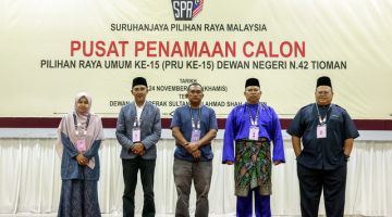 Calon-calon yang akan bertanding bagi DUN Tioman (dari kiri) Nor Idayu, Osman, wakil calon PH Manan Muhamad (tengah), Mohd Johari dan Sulaiman sempena PRU15 di Dewan Jubli Perak Sultan Haji Ahmad Shah Kuala Rompin hari ini. - Gambar Bernama