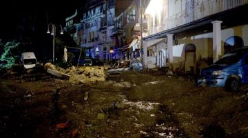 Keadaan di sebatang jalan yang berlumpur susulan tanah runtuh yang dicetuskan hujan lebat di Casamicciola, pulau Ischia kelmarin. - Gambar AFP