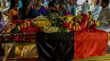 Gambar yang dirakam pada Sabtu menunjukkan ahli keluarga dan anggota parti DMK memberi penghormatan terakhir kepada Thangavel semasa majlis pengebumiannya di kampung Thalzhaiyur, Mettur, Tamil Nadu. - Gambar AFP