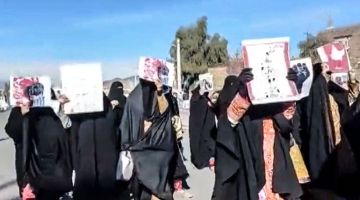 Tangkap layar video UGC pada Jumaat lalu menunjukkan sekumpulan wanita berarak membawa sepanduk antirejim di bandar Zahedan, wilayah Sistan-Baluchistan. - Gambar AFP