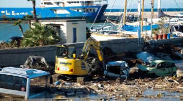 Jengkaut digunakan untuk membersihkan kawasan pelabuhan yang musnah di Casamicciola, kelmarin susulan bencana tanah runtuh yang dicetuskan hujan lebat di pulau selatan Ischia. - Gambar AFP