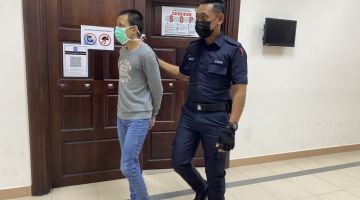 Gambar fail menunjukkan Abdul Rafiq Hafizzul Aldrich (plaintif) keluar dari kamar Mahkamah Sesyen di Kuching selesai dijatuhi hukuman penjara pada 19 Julai 2021. 