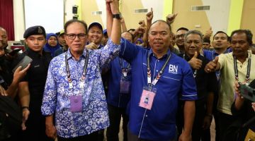 Menteri Besar Pahang Datuk Seri Wan Rosdy Wan Ismail meraikan kemenangan Mohd Johari selepas berjaya mempertahankan kerusi DUN Tioman semalam. - Gambar Bernama