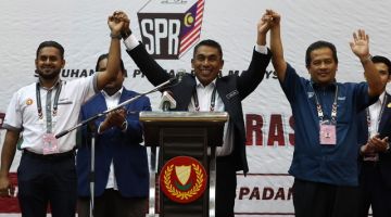 Azman (kanan) ketika diumumkan menang pada Pilihan Raya Umum Parlimen Padang Serai malam tadi. - Gambar Bernama