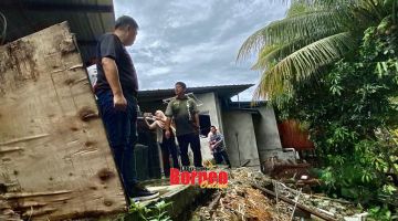 TINJAU: Ewon ketika turun padang meninjau permasalahan yang dihadapi penduduk kampung.