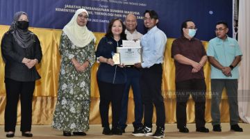 TAHNIAH: Mohd Syahmi (tengah) menerima hadiah Anugerah Pelatih Terbaik bagi Program  Pemasangan dan Penyelenggaraan Gentian Optik daripada Maria (tiga kiri), sambil disaksikan Tianinun (dua kiri) dan Aminuddin (empat kiri).