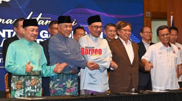 PERMUAFAKATAN: Hajiji (kiri) bersama Anwar (tengah), Ahmad Zahid, Abang Johari dan Mohd Shafie saling berpegang tangan selepas majlis Menandatangani Permuafakatan Antara Gabungan Di Bawah Kerajaan Perpaduan di Putrajaya.