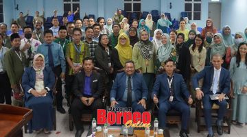 KENANGAN: Guru dan kakitangan MRSM Kota Kinabalu merakamkan kenangan bersama Jakaria dan Amiruddin.