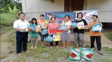 PRIHATIN: Pengagihan bakul makanan kepada ibu-ibu tunggal di Pitas oleh Briged Putera Sabah.
